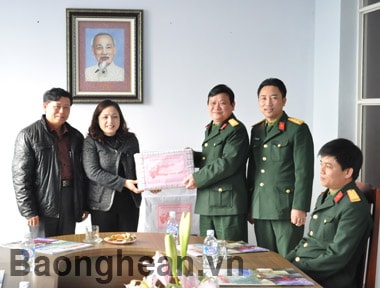 Bộ Tư lệnh QK4 chúc Tết Báo Nghệ An