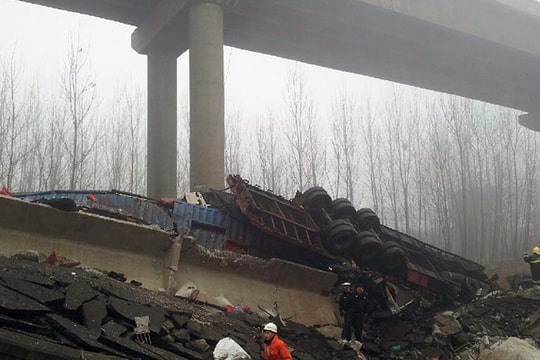 Trung Quốc: xe pháo hoa nổ làm sập đường cao tốc