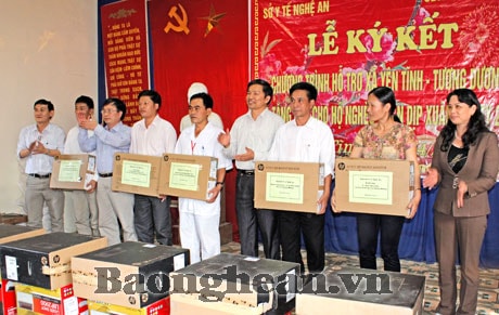 Ngành Y tế ký kết giúp đỡ xã nghèo Yên Tĩnh (Tương Dương)