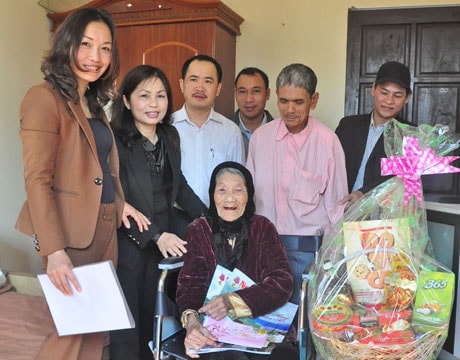 Báo Nghệ An chúc Tết, tặng quà Bà Mẹ VNAH