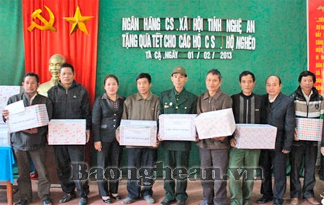 Ngân hàng CSXH Nghệ An tặng quà tết cho gia đình chính sách và hộ nghèo