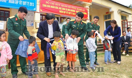 Tặng quà “Tết ấm biên cương” cho đồng bào, học sinh xã Hữu Khuông (Tương Dương)