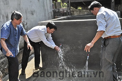 Ngân hàng Vietcombank Chi nhánh Trung Đô bàn giao công trình nước tự chảy cho xã Châu Phong (Quỳ Châu)