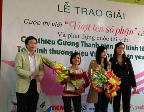 Trao giải cuộc thi viết " Vượt lên số phận"