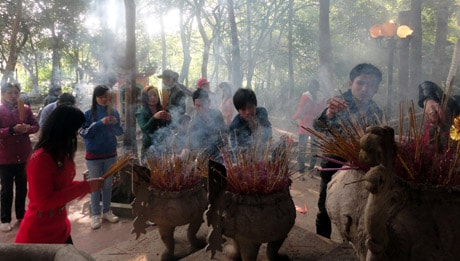 Nô nức đi lễ Đền thờ Thần rắn cầu may