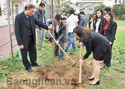 Báo Nghệ An dâng hương dâng hoa tưởng niệm Chủ tịch Hồ Chí Minh và trồng cây đầu xuân Quý Tỵ