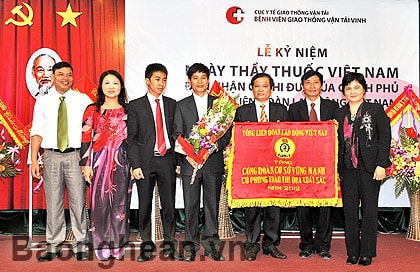 Bệnh viện Giao thông Vận tải Vinh đón nhận Cờ thi đua xuất sắc của Chính phủ và Cờ của Tổng LĐLĐ Việt Nam