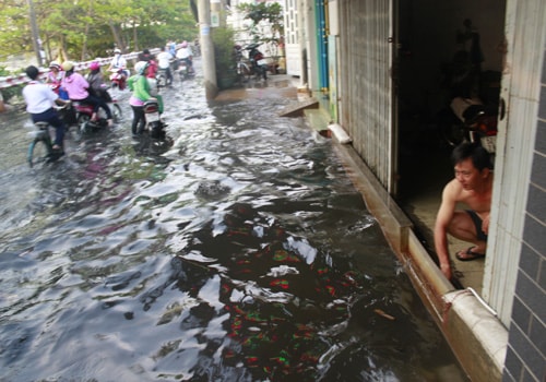 Triều cường đạt đỉnh, người Sài Gòn bì bõm đi làm