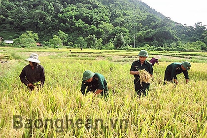 “Nhường cơm, sẻ áo” giúp đồng bào nghèo