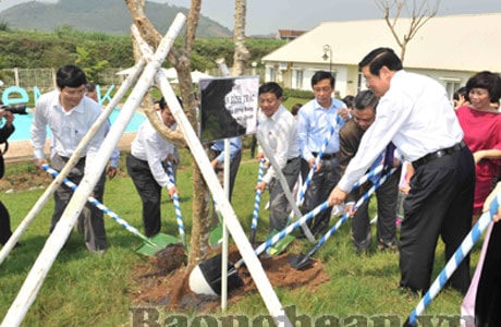 Đồng chí Phan Đình Trạc tham gia trồng cây đầu Xuân tại Tập đoàn TH