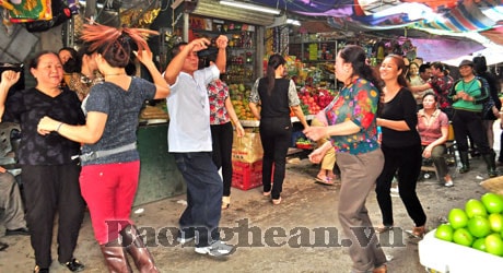Mừng ngày 8/3 ở chợ Quang Trung (T.P Vinh)