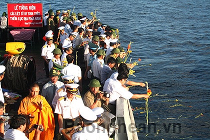 Tặng quà thân nhân các liệt sỹ đảo Gạc Ma (Quần đảo Trường Sa)