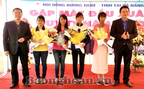 Đồng hương Nghệ Tĩnh tại Đà Nẵng trao quà cho học sinh vượt khó, học giỏi