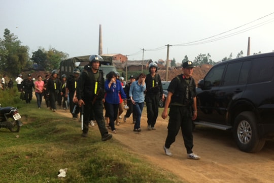 Hàng trăm cảnh sát đột kích sới bạc hàng trăm con bạc