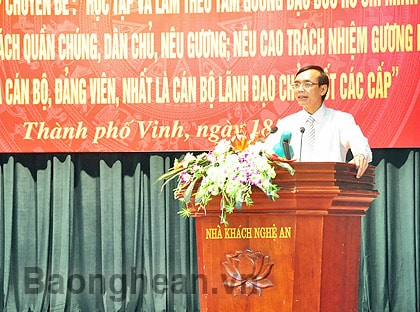 Học tập Bác Hồ về phong cách quần chúng, dân chủ, nêu gương