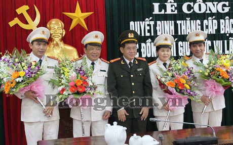 Công bố quyết định thăng cấp hàm cho 6 sỹ quan Công an