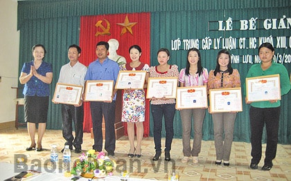 Quỳnh Lưu: Bế giảng lớp trung cấp lý luận Chính trị- Hành chính Khóa 13