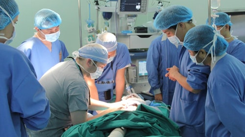Lần đầu tiên, Việt Nam phẫu thuật bệnh nhi mắc bệnh hiếm gặp