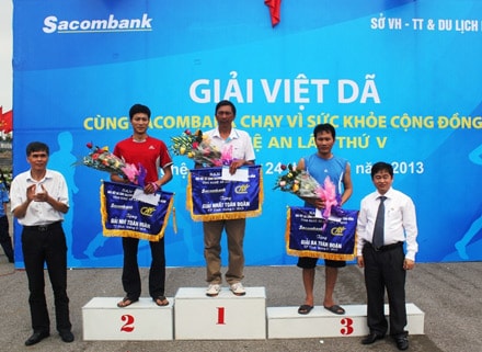 Giải Việt dã "Cùng Sacombank chạy vì sức khỏe cộng đồng"