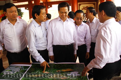 Thủ tướng Nguyễn Tấn Dũng kiểm tra tiến độ thi công các công trình giao thông trọng điểm tại Nghệ An và Hà Tĩnh