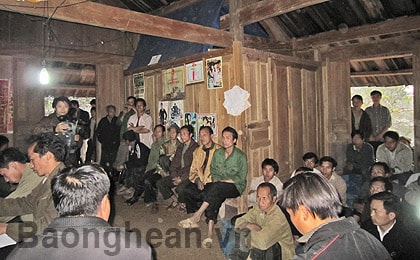 “Dân bản ta ai cũng làm theo cán bộ”