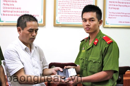 Nhặt được ví tiền, chiến sỹ công an trả lại người bị mất