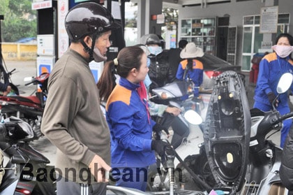 Các doanh nghiệp vận tải vẫn “gắng gượng” chưa tăng cước