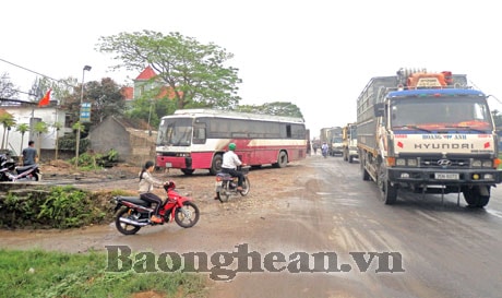 Cần xử lý những bãi rửa xe ô tô ven quốc lộ ở xã Diễn Hồng ( Diễn Châu)