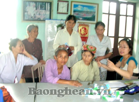 Bệnh viện Mắt Nghệ An: Khám  và cấp thuốc miễn phí cho gần 400 người.