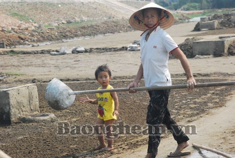 Nỗi khổ một vùng quê làm muối