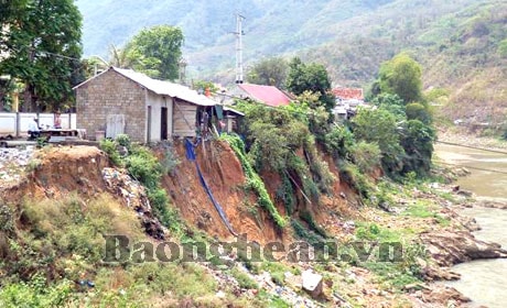 Hàng chục ngôi nhà sắp rơi xuống dòng Nậm Mộ