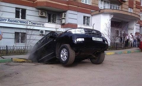 Kinh hoàng hố tử thần "nuốt chửng" ô tô ở Nga