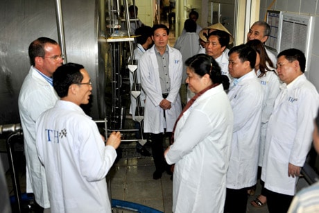 Đồng chí Tòng Thị Phóng thăm  Công ty cổ phần thực phẩm Sữa TH