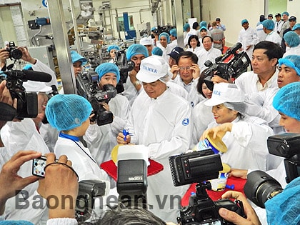 Thủ tướng Nguyễn Tấn Dũng dự lễ khánh thành Nhà máy sữa bột trẻ em Việt Nam