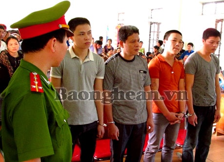 Quỳ Châu: Xét xử lưu động 4 vụ án buôn bán, tàng trữ chất ma tuý.