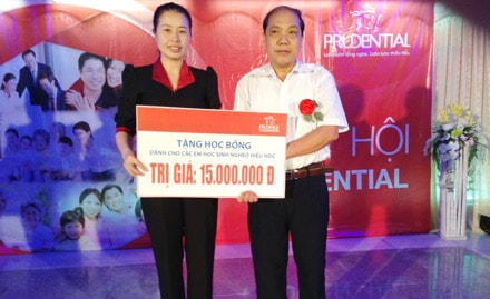 Prudential Việt Nam: Trao 15 suất học bổng tại huyện Quỳ Hợp
