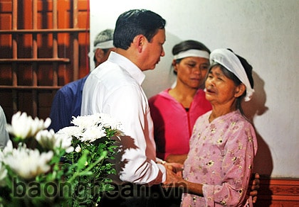 Trao thư động viên và quà của Chủ tịch nước cho gia đình em Nguyễn Văn Nam