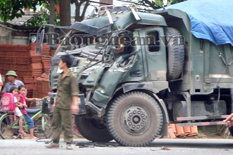 Tông vào xe đỗ bên đường, xe tải bẹp dúm đầu