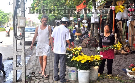 Cấm thu phí đối với người lấn chiếm vỉa hè lòng đường họp chợ