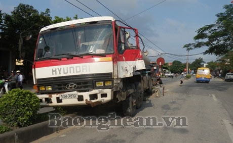 Xe bồn húc đổ cột điện, lao lên giải phân cách