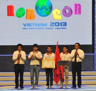 ĐH Lạc Hồng vô địch Robocon 2013