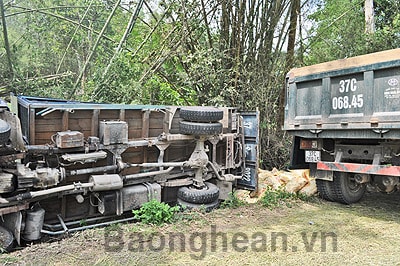 Xe chở phân bón “lật nhào” trên Quốc lộ 15