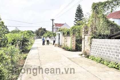 Ngọn cờ hồng ở trung tâm Phủ Quỳ