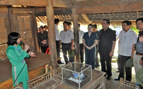 Đồng chí Nông Đức Mạnh dâng hoa, dâng hương tưởng niệm Chủ tịch Hồ Chí Minh.