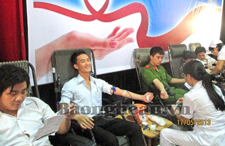 Quỳnh Lưu: Khen thưởng 5 tập thể, 18 cá nhân có thành tích về hiến máu tình nguyện