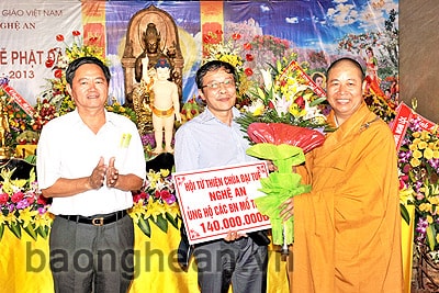 Lãnh đạo tỉnh chúc mừng Đại lễ Phật đản (Phật lịch 2557, dương lịch 2013)