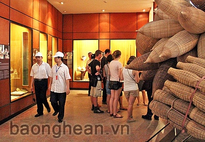 Các đại biểu tỉnh tham quan Hoàng Thành Thăng Long, Bảo tàng Dân tộc học