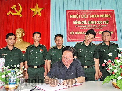 Bộ trưởng Giàng Seo Phử thăm các đơn vị biên phòng Nghệ An