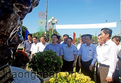 Khánh thành lắp dựng khối đá Đại Lam Ngọc tại Quảng trường Hồ Chí Minh