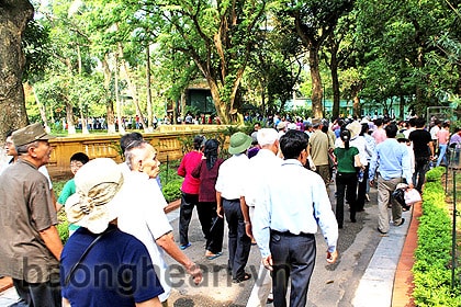 Hàng vạn đồng bào cả nước vào Lăng viếng Bác dịp sinh nhật của Người